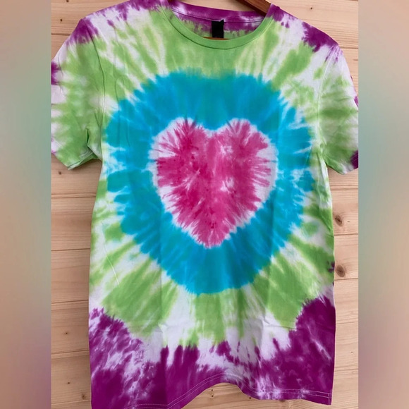 NEW Unisex GILDAN Soft Style Heart Pattern Tie Dye T-Shirt Various Sizes - Picture 3 of 7